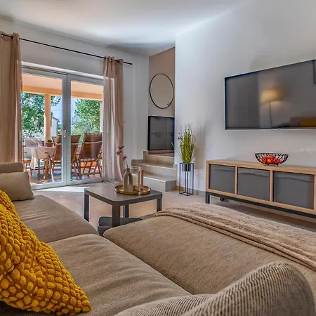 Cozy Ella Nature With Pool Near The فيلة بيروغ