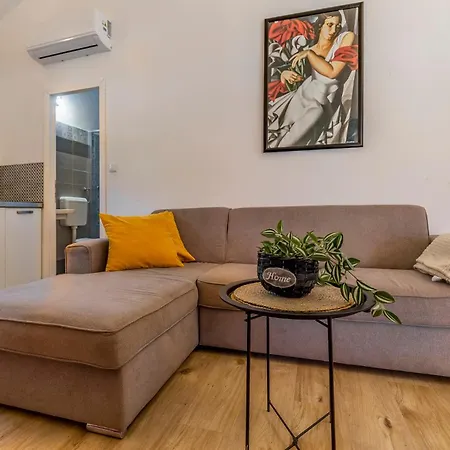 Cozy Ella Nature With Pool Near The بيروغ