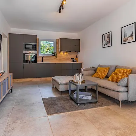 Cozy Ella Nature With Pool Near The بيروغ