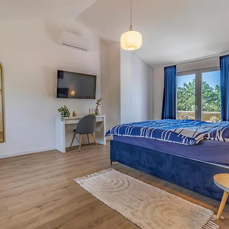 Cozy Ella Nature With Pool Near The