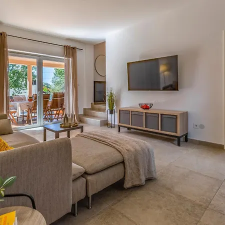 Cozy Ella Nature With Pool Near The