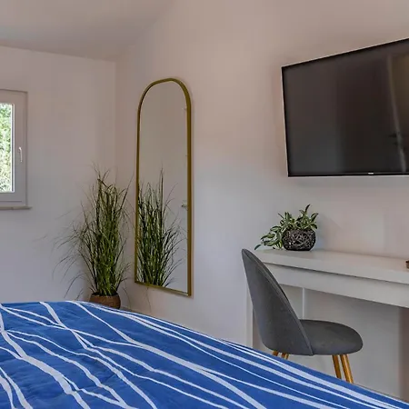 Cozy Ella Nature With Pool Near The