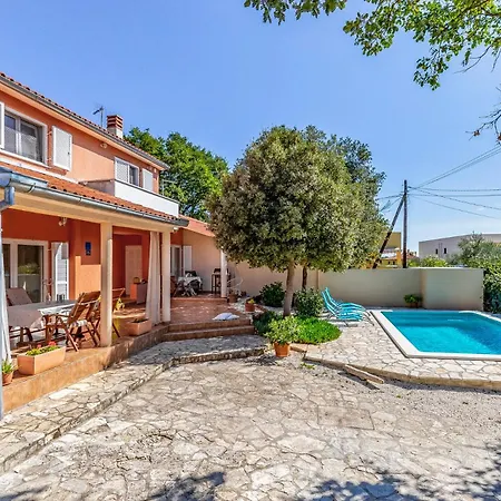 Cozy Ella Nature With Pool Near The